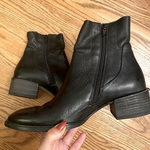 Paul Green Pointed Toe Leather Booties (7.5)